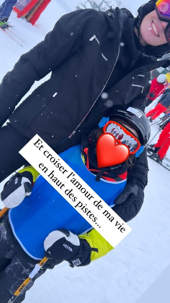 Elle a d'ailleurs partagé leurs retrouvailles impromptues au sommet des pistes avec "l'amour de sa vie", alors qu'il suit des cours avec un moniteur 
Gaëlle Pietri et Orso, bientôt 8 ans, au ski