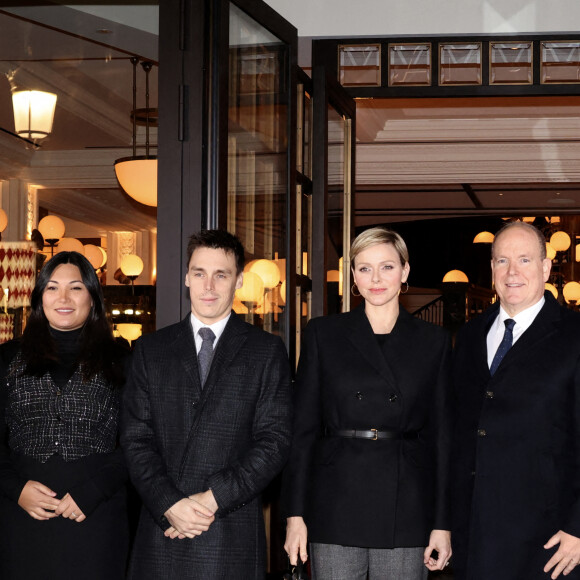 Louis Ducruet et sa femme Marie, la princesse Charlène de Monaco, le prince Albert II de Monaco - Inauguration de la brasserie "Café de Paris Monte-Carlo" sur la Place du Casino à Monaco le 22 novembre 2023. Ouverte au grand public depuis le 14 novembre dernier, la brasserie du Café de Paris a été officiellement inaugurée hier soir. Une nouvelle étape pour l'établissement ouvert il y a cent cinquante-cinq ans et six fois remodelé depuis la fin du XIXe siècle. Cette nouvelle transformation, opérée en 19 mois, a été chiffrée à 70 millions d'euros par le président-délégué de la Société des Bains de Mer, S. Valeri, qui a confirmé le montant de l'investissement à l'antenne de Radio Monaco. Hier soir, devant ses 120 invités, il s'est félicité qu'avec la réouverture de " l'iconique " brasserie, " la magie opère à nouveau " à Monte-Carlo. Et les réservations ne désemplissent pas... © Claudia Albuquerque/Bestimage 