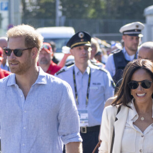 Le prince Harry et Meghan Markle rencontrent des fans lors des Invictus Games 2023 à Dusseldorf, le 15 septembre 2023. 