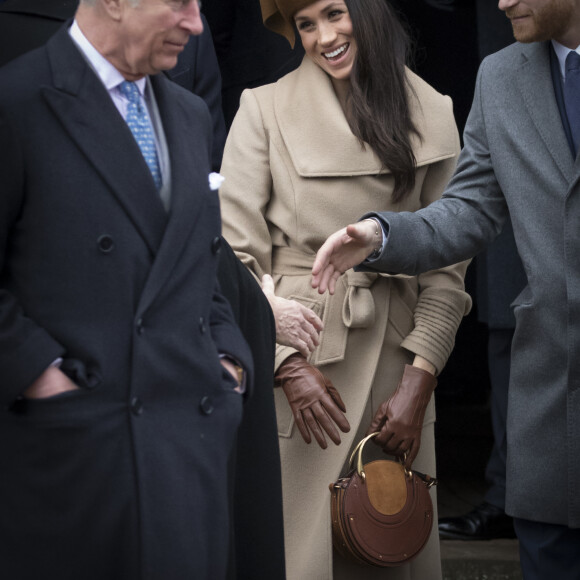 D'après le Daily Express, elle aurait même demandé plusieurs fois un rendez-vous avec Charles III afin de discuter et de mettre les choses à plat 
Meghan Markle et son fiancé le prince Harry, le prince Charles - La famille royale d'Angleterre arrive à la messe de Noël à l'église Sainte-Marie-Madeleine à Sandringham, le 25 décembre 2017. 