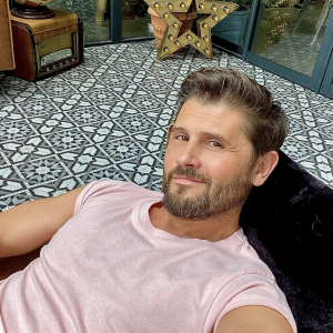 Christophe Beaugrand partage des images de sa superbe maison en banlieue parisienne sur Instagram.