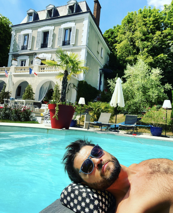 Piscine XXL,
Christophe Beaugrand partage des images de sa superbe maison en banlieue parisienne sur Instagram.