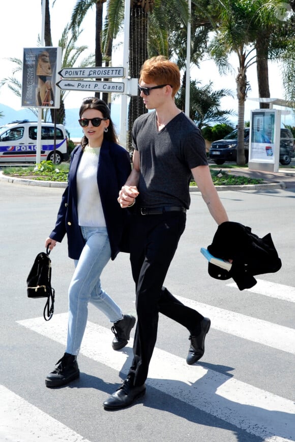 Emma Mackey et son compagnon Daniel (Dan) Whitlam se baladent sur la croisette à Cannes en marge de la 2ème édition du festival Canneseries le 10 avril 2019. 