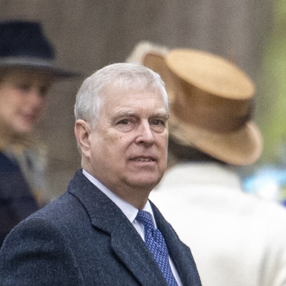 De nouveaux documents ont été révélés vendredi 5 décembre parmi lesquels on découvre qu'un ancien employé de Jeffrey Epstein a été des témoins de la présence du prince Andrew. 
Le prince Andrew, duc d’York - Les membres de la famille royale britannique lors de la messe du matin de Noël en l'église St-Mary Magdalene à Sandringham. 