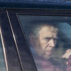 Le prince Andrew aperçu conduisant sa voiture à Windsor.