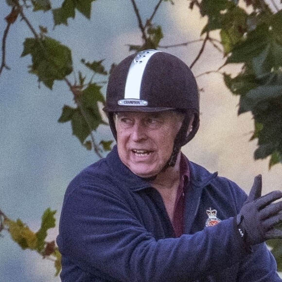 Le prince Andrew, duc d'York, lors d'une sortie à cheval dans le parc du château de Windsor.