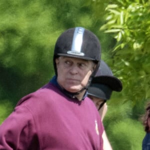 Le Prince Andrew est tout sourire lors d'une balade à cheval avec des palefreniers à Windsor, Royaume-Uni le 27 Mai 2023.