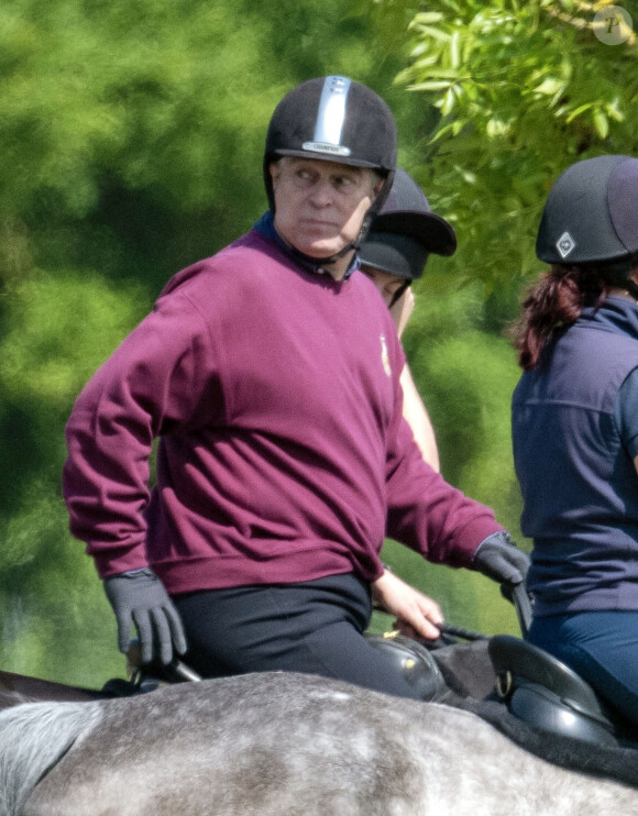 Le Prince Andrew est tout sourire lors d'une balade à cheval avec des palefreniers à Windsor, Royaume-Uni le 27 Mai 2023.