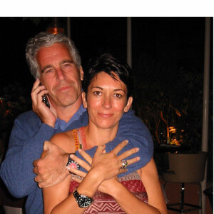 Il affirme avoir vu passer "de nombreuses célébrités", dont le prince Andrew et son ex-femme, Sarah Ferguson dans la résidence de Palm Beach, en Floride, de Jeffrey Epstein.
Archive - Ghislaine Maxwell et Jeffrey Epstein © US Attorney Office via Zuma Press/Bestimage