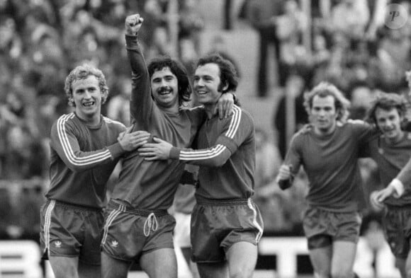 Le défenseur avait rapporté la Coupe du Monde à 2 reprises, comme joueur puis coach.
Retro Franz Beckenbauer - FC Bayern Munich - Schalke, 04 09.02.1974.