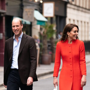 Elle forme avec le prince William l'un des power couples de la monarchie et constitue l'une des figures royales dont le public aime s'inspirer
Le prince William, prince de Galles, et Catherine (Kate) Middleton, princesse de Galles, au pub Dog & Duck (Soho) à Londres pour voir comment l'établissement se prépare à célébrer le couronnement du roi d'Angleterre et de la reine consort, le 4 mai 2023. 