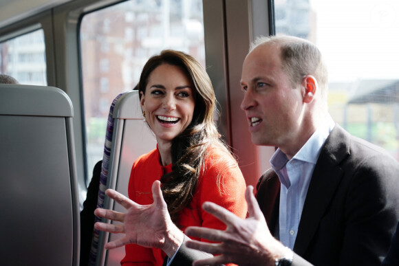 Le prince William, prince de Galles, et Catherine (Kate) Middleton, princesse de Galles, empruntent la ligne de métro Elizabeth pour visiter le pub Dog & Duck à Londres, le 4 mai 2023. Cette visite a pour objectif de voir comment l'établissement se prépare à célébrer le couronnement du roi d'Angleterre et de la reine consort, le 4 mai 2023. 