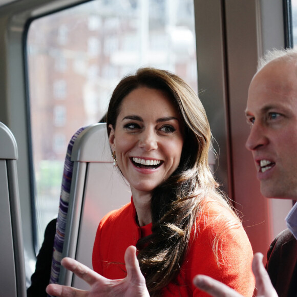 Le prince William, prince de Galles, et Catherine (Kate) Middleton, princesse de Galles, empruntent la ligne de métro Elizabeth pour visiter le pub Dog & Duck à Londres, le 4 mai 2023. Cette visite a pour objectif de voir comment l'établissement se prépare à célébrer le couronnement du roi d'Angleterre et de la reine consort, le 4 mai 2023. 