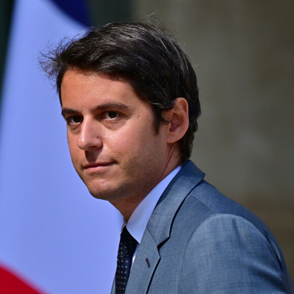 Une décision du président Emmanuel Macron, dont ce dernier lui a fait part au cours d'un petit-déjeuner secret, qui a fait parler. En effet, Gabriel Attal devient le plus jeune Premier ministre de l'histoire de la Ve République. 
Le nouveau ministre français de l'éducation, Gabriel Attal - Arrivées au conseil des ministres au palais présidentiel de l'Elysée à Paris, France, le 21 juillet 2023. La présidence française a officialisé le remaniement du gouvernement français le 20 juillet 2023 avec huit nouveaux membres d'un gouvernement qui compte 41 ministres au total.