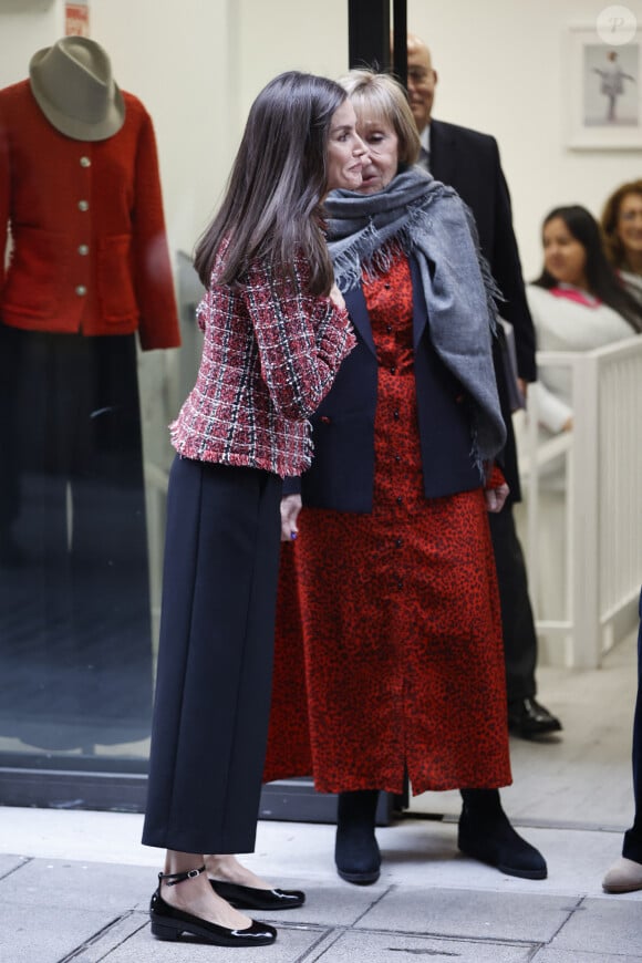 Elle portait, d'ailleurs, une tenue très symbolique.
La reine Letizia d'Espagne - Réunion avec les membres de l'Association pour la prévention, la réintégration et la prise en charge des femmes prostituées (APRAMP) à Madrid, le 9 janvier 2024.