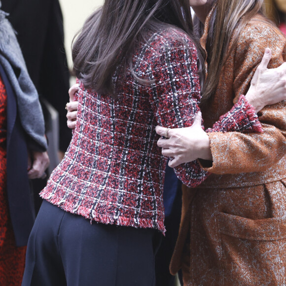 La reine Letizia d'Espagne - Réunion avec les membres de l'Association pour la prévention, la réintégration et la prise en charge des femmes prostituées (APRAMP) à Madrid, le 9 janvier 2024.