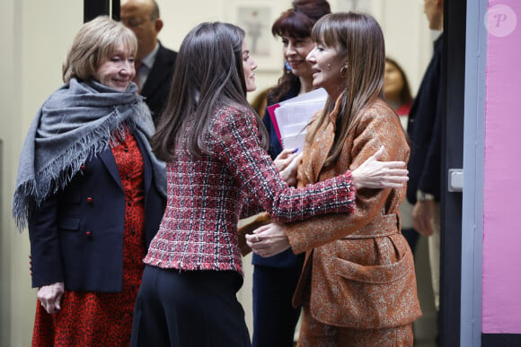 L'épouse du roi Felipe VI s'est ainsi mise à jour à propos des combats de l'organisme, qui milite pour "construire une société sans violence et sans exploitation des femmes".
La reine Letizia d'Espagne - Réunion avec les membres de l'Association pour la prévention, la réintégration et la prise en charge des femmes prostituées (APRAMP) à Madrid, le 9 janvier 2024.