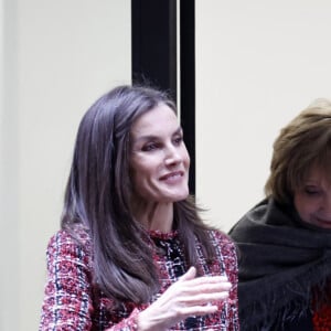 La reine Letizia d'Espagne - Réunion avec les membres de l'Association pour la prévention, la réintégration et la prise en charge des femmes prostituées (APRAMP) à Madrid, le 9 janvier 2024.