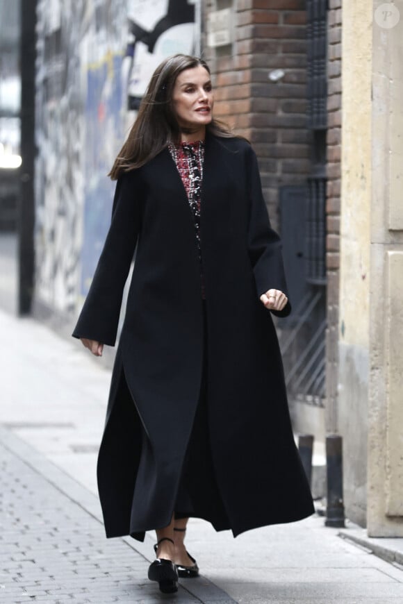 Selon les informations du magazine espagnol HOLA!, sa veste aux allures de tailleur Chanel serait une création des femmes de l'association.
La reine Letizia d'Espagne - Réunion avec les membres de l'Association pour la prévention, la réintégration et la prise en charge des femmes prostituées (APRAMP) à Madrid, le 9 janvier 2024.
