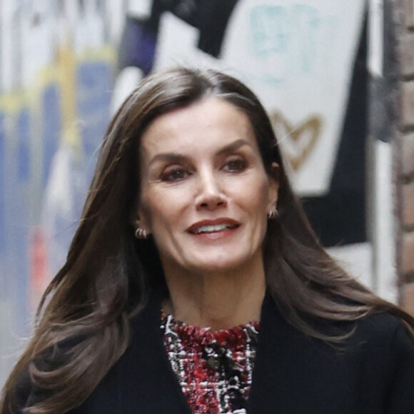 La reine Letizia d'Espagne - Réunion avec les membres de l'Association pour la prévention, la réintégration et la prise en charge des femmes prostituées (APRAMP) à Madrid, le 9 janvier 2024.