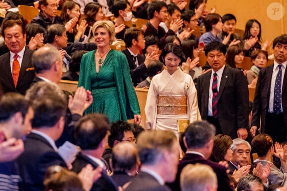 Le palais impérial n'a transmis aucune information à propos de l'état de santé de la princesse Kiko. Il a seulement été confirmé qu'elle devrait louper plusieurs évènements.
La princesse Laurentien des Pays-Bas et la princesse Kiko du Japon assistent au concert de l'Orchestre royal du Concertgebouw des Pays-Bas au Nagasaki Brick Hall à Nagasaki. Le 23 novembre 2017.