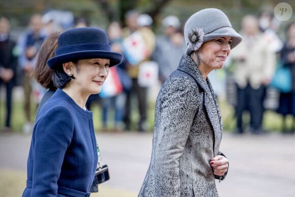La princesse Kiko d'Akishino et la princesse Laurentien des Pays-Bas visitent le lieu commémoratif de la seconde Guerre mondiale, le parc de la Paix de Nagasaki, Japon, le 23 novembre 2017.