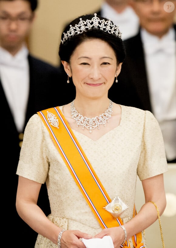 "Tout le monde espère que les médecins seront bientôt en mesure de trouver ce dont elle souffre et qu'elle se rétablira."
La princesse Kiko du Japon - Le couple royal des Pays-Bas lors du dîner d'état au palais impérial à Tokyo, le 29 octobre 2014.