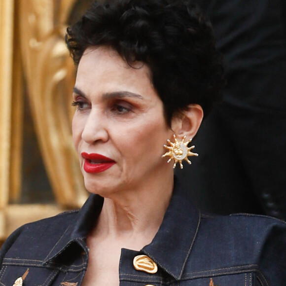Elle a toujours été plutôt discrète à propos de son enfance.
Farida Khelfa - Sorties du défilé de mode automne-hiver 2024 Haute-Couture "Schiaparelli" lors de la fashion week de Paris. © Christophe Clovis / Bestimage