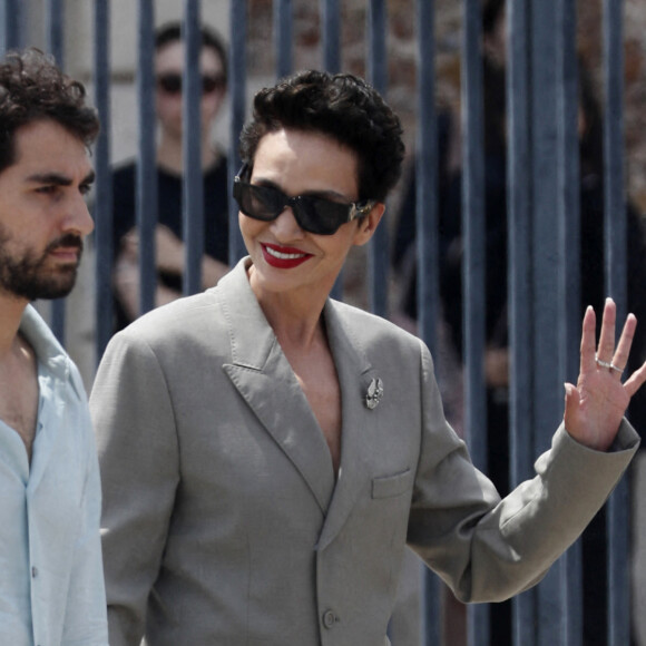 Farida Khelfa au défilé Dior "Collection Homme Prêt-à-Porter Printemps/Eté 2024" lors de la Fashion Week de Paris (PFW), le 23 juin 2023. © Christophe Clovis/Bestimage