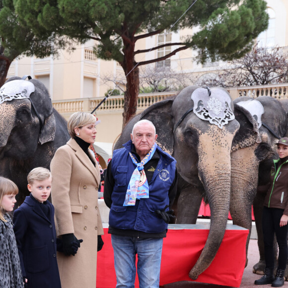 Le prince Albert II de Monaco, la princesse Charlene et leurs enfants le prince Jacques et la princesse Gabriella - La famille princière Monégasque lors de la Grande Parade du Cirque et de l'Open Air Circus Show pour fêter le Centenaire de la naissance du Prince Rainier III et les 50 ans du Festival International du Cirque de Monte-Carlo sur la place du palais princier le 13 janvier 2024. © Claudia Albuquerque / Bestimage 