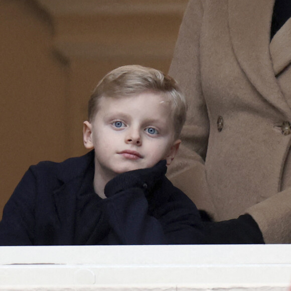 La princesse Charlene de Monaco et son fils le prince Jacques - La famille princière Monégasque lors de la Grande Parade du Cirque et de l'Open Air Circus Show pour fêter le Centenaire de la naissance du Prince Rainier III et les 50 ans du Festival International du Cirque de Monte-Carlo sur la place du palais princier le 13 janvier 2024. © Claudia Albuquerque / Bestimage 