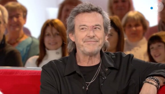 Jean-Luc Reichmann sur le plateau de "Vivement Dimanche" face à Michel Drucker.
