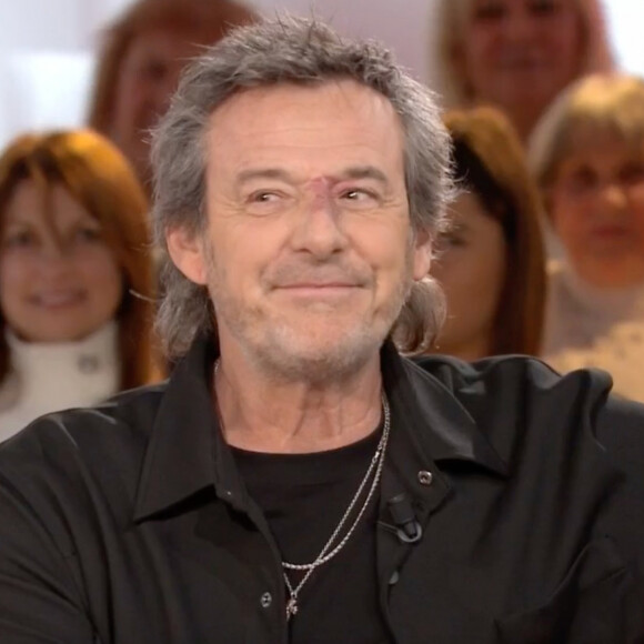 Jean-Luc Reichmann sur le plateau de "Vivement Dimanche" face à Michel Drucker.