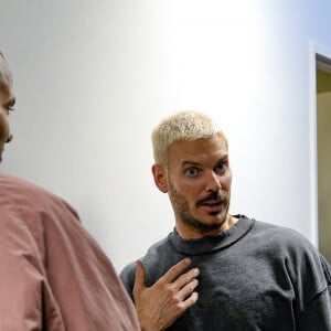 Tony Parker et Matt Pokora (M.Pokora) se retrouvent avant de s'affronter lors d'un match de basket par équipes dans le cadre d'une animation Radio Scoop au Gymnase Mado Bonnet à Lyon le 26 octobre 2023.