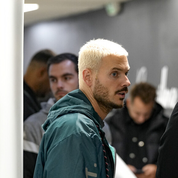 Matt Pokora (M.Pokora) à son arrivée. Tony Parker et Matt Pokora (M.Pokora) s'affrontent lors d'un match de basket par équipes dans le cadre d'une animation Radio Scoop au Gymnase Mado Bonnet à Lyon le 26 octobre 2023.