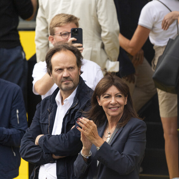 La mairie de Paris a annoncé un prix total de 41 000 euros pour les billets d'avion en classe économique
 
Anne Hidalgo et son mari Jean-Marc Germain - Arrivée de la dernière étape du Tour de France 2023 entre Saint-Quentin-en-Yvelines et les Champs-Elysées à Paris le 23 juillet 2023. © Pierre Perusseau/Bestimage