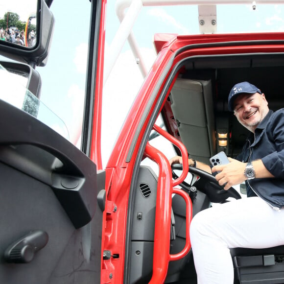 Exclusif - Sébastien Cauet monte à bord d'un camion de pompiers de la caserne de Marle - L'animateur radio de NRJ, Sébastien Cauet retourne à Marle (Aisne), sa ville natale, et inaugure la piscine municipale qui porte son nom le 11 juin 2022. © Claude Dubourg/Bestimage 