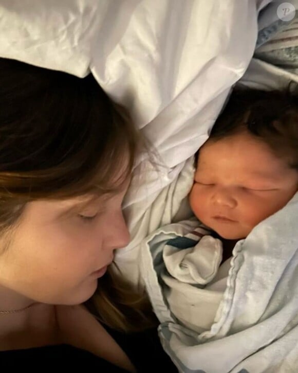 Le lundi 15 janvier 2024, Annabelle Belmondo a donné des nouvelles du bébé qu'elle a très récemment accueilli.
Annabelle Belmondo et son fils Angelo Nabil Sehnaoui.