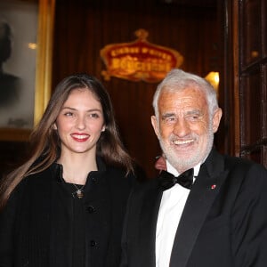 Il y a exactement une semaine, j'ai rencontré l'amour de ma vie. Angelo Nabil Sehnaoui, tu es une véritable bénédiction."
Jean-Paul Belmondo et sa petite fille Annabelle arrivent à la soirée du 52e Gala de l'union des artistes au Cirque d'hiver à Paris le 18 novembre 2013.