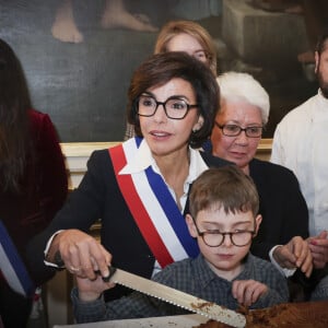 Rachida Dati en a profité pour présenter ses voeux à ses concitoyens et couper la galette des rois
 
Rachida Dati - Voeux de Rachida Dati (Ministre de la Culture et maire du 7ème arrondissement de Paris) à la mairie du VIIème Arrondissement de Paris le 16 janvier 2024 © Jack Tribeca / Bestimage