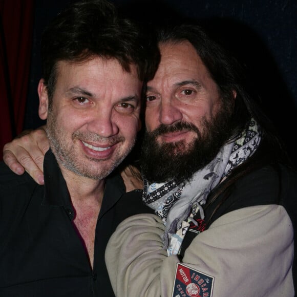 Le frère de Francis.
Francis Lalanne a endossé un gilet jaune pour chanter avec son frère Jean-Felix au Nez Rouge à Paris le 2 décembre 2018.