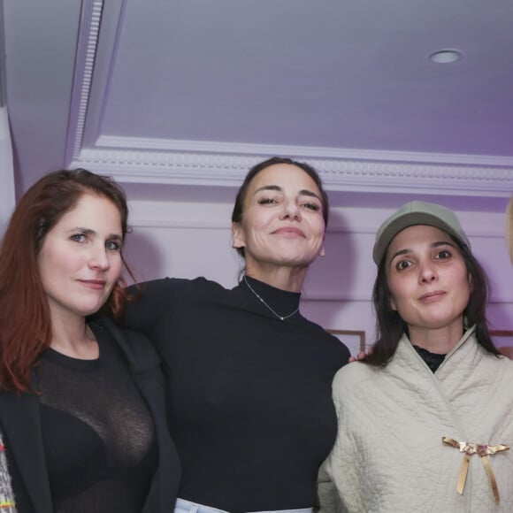 Exclusif - Claire Tran, Josephine Draï, Sandra Sisley, Gaëlle Constantini, Lilou Fogli - 7ème édition de la "Soirée patins" au restaurant de l'Hotel Kimpton, le Montecito, organisée par S.Sisley à Paris. Jeudi 18 janvier, dans l'enceinte du restaurant de l'hôtel Kimpton - St Honoré, Le Montecito, s'est déroulé la septième édition des " Soirées Patins ", un événement devenu incontournable à Paris depuis novembre dernier. Imaginé par S. Sisley, ce concept ambitieux rassemble célébrités, beautiful people et clients de l'hôtel, pour une soirée année 80-90 où il est possible de faire du patins sur les meilleurs hits de cette époque, tout en savourant un délicieux menu californien. Hier soir, de nombreuses célébrités étaient présentes pour profiter de l'événement; le rappeur Hamza était de la partie, l'humoriste et acteur FX. Demaison, le chanteur pop A. Simone accompagné de son ami F.Farinelli, l'actrice J. Draï, la danseuse C. Tran, les actrices L. Fogli et A. Seguillon, les superbes H. d'Esteve et O.Provost, la créatrice G. Constantini et le créateur N. Ouchenir ainsi que la célébre femme d'affaire R. Lacoste. Une soirée plus que réussie pour S. Sisley! La prochaine " Soirée Patins " se déroulera jeudi 25 janvier, donc dépêchez-vous de réserver, il reste peu de places. " Soirées Patins, tu roules ou t'en roules! "