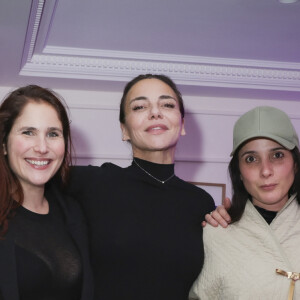 Exclusif - Claire Tran, Josephine Draï, Sandra Sisley, Gaëlle Constantini, LilouFogli - 7ème édition de la "Soirée patins" au restaurant de l’Hotel Kimpton, le Montecito, organisée par S.Sisley à Paris. Jeudi 18 janvier, dans l’enceinte du restaurant de l’hôtel Kimpton - St Honoré, Le Montecito, s’est déroulé la septième édition des « Soirées Patins », un événement devenu incontournable à Paris depuis novembre dernier. Imaginé par S. Sisley, ce concept ambitieux rassemble célébrités, beautiful people et clients de l’hôtel, pour une soirée année 80-90 où il est possible de faire du patins sur les meilleurs hits de cette époque, tout en savourant un délicieux menu californien. Hier soir, de nombreuses célébrités étaient présentes pour profiter de l’événement; le rappeur Hamza était de la partie, l’humoriste et acteur FX. Demaison, le chanteur pop A. Simone accompagné de son ami F.Farinelli, l’actrice J. Draï, la danseuse C. Tran, les actrices L. Fogli et A. Seguillon, les superbes H. d’Esteve et O.Provost, la créatrice G. Constantini et le créateur N. Ouchenir ainsi que la célébre femme d’affaire R. Lacoste. Une soirée plus que réussie pour S. Sisley! La prochaine « Soirée Patins » se déroulera jeudi 25 janvier, donc dépêchez-vous de réserver, il reste peu de places. « Soirées Patins, tu roules ou t’en roules! »