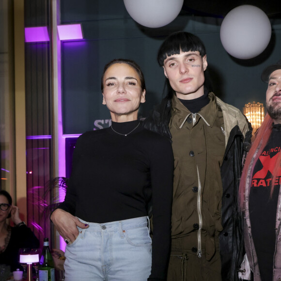 Exclusif - Sandra Sisley, Aime Simone, Florent Marinelli - 7ème édition de la "Soirée patins" au restaurant de l’Hotel Kimpton, le Montecito, organisée par S.Sisley à Paris. Jeudi 18 janvier, dans l’enceinte du restaurant de l’hôtel Kimpton - St Honoré, Le Montecito, s’est déroulé la septième édition des « Soirées Patins », un événement devenu incontournable à Paris depuis novembre dernier. Imaginé par S. Sisley, ce concept ambitieux rassemble célébrités, beautiful people et clients de l’hôtel, pour une soirée année 80-90 où il est possible de faire du patins sur les meilleurs hits de cette époque, tout en savourant un délicieux menu californien. Hier soir, de nombreuses célébrités étaient présentes pour profiter de l’événement; le rappeur Hamza était de la partie, l’humoriste et acteur FX. Demaison, le chanteur pop A. Simone accompagné de son ami F.Farinelli, l’actrice J. Draï, la danseuse C. Tran, les actrices L. Fogli et A. Seguillon, les superbes H. d’Esteve et O.Provost, la créatrice G. Constantini et le créateur N. Ouchenir ainsi que la célébre femme d’affaire R. Lacoste. Une soirée plus que réussie pour S. Sisley! La prochaine « Soirée Patins » se déroulera jeudi 25 janvier, donc dépêchez-vous de réserver, il reste peu de places. « Soirées Patins, tu roules ou t’en roules! »