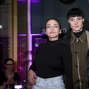 Exclusif - Sandra Sisley, Aime Simone, Florent Marinelli - 7ème édition de la "Soirée patins" au restaurant de l’Hotel Kimpton, le Montecito, organisée par S.Sisley à Paris. Jeudi 18 janvier, dans l’enceinte du restaurant de l’hôtel Kimpton - St Honoré, Le Montecito, s’est déroulé la septième édition des « Soirées Patins », un événement devenu incontournable à Paris depuis novembre dernier. Imaginé par S. Sisley, ce concept ambitieux rassemble célébrités, beautiful people et clients de l’hôtel, pour une soirée année 80-90 où il est possible de faire du patins sur les meilleurs hits de cette époque, tout en savourant un délicieux menu californien. Hier soir, de nombreuses célébrités étaient présentes pour profiter de l’événement; le rappeur Hamza était de la partie, l’humoriste et acteur FX. Demaison, le chanteur pop A. Simone accompagné de son ami F.Farinelli, l’actrice J. Draï, la danseuse C. Tran, les actrices L. Fogli et A. Seguillon, les superbes H. d’Esteve et O.Provost, la créatrice G. Constantini et le créateur N. Ouchenir ainsi que la célébre femme d’affaire R. Lacoste. Une soirée plus que réussie pour S. Sisley! La prochaine « Soirée Patins » se déroulera jeudi 25 janvier, donc dépêchez-vous de réserver, il reste peu de places. « Soirées Patins, tu roules ou t’en roules! »