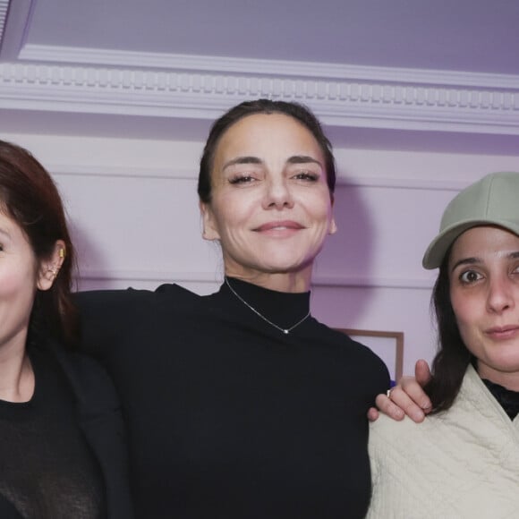 Les actrices Lilou Flo et Claire Tran étaient de la partie

Exclusif - Claire Tran, Josephine Draï, Sandra Sisley, Gaëlle Constantini, LilouFogli - 7ème édition de la "Soirée patins" au restaurant de l'Hotel Kimpton, le Montecito, organisée par S.Sisley à Paris. Jeudi 18 janvier, dans l'enceinte du restaurant de l'hôtel Kimpton - St Honoré, Le Montecito, s'est déroulé la septième édition des " Soirées Patins ", un événement devenu incontournable à Paris depuis novembre dernier. Imaginé par S. Sisley, ce concept ambitieux rassemble célébrités, beautiful people et clients de l'hôtel, pour une soirée année 80-90 où il est possible de faire du patins sur les meilleurs hits de cette époque, tout en savourant un délicieux menu californien. Hier soir, de nombreuses célébrités étaient présentes pour profiter de l'événement; le rappeur Hamza était de la partie, l'humoriste et acteur FX. Demaison, le chanteur pop A. Simone accompagné de son ami F.Farinelli, l'actrice J. Draï, la danseuse C. Tran, les actrices L. Fogli et A. Seguillon, les superbes H. d'Esteve et O.Provost, la créatrice G. Constantini et le créateur N. Ouchenir ainsi que la célébre femme d'affaire R. Lacoste. Une soirée plus que réussie pour S. Sisley! La prochaine " Soirée Patins " se déroulera jeudi 25 janvier, donc dépêchez-vous de réserver, il reste peu de places. " Soirées Patins, tu roules ou t'en roules! "