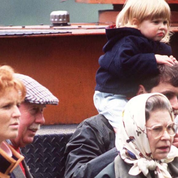 Restée proche de la famille royale malgré son divorce, Fergie a hérité des corgies de la reine défunte
Sarah Ferguson et la reine Elizabeth II en 1990