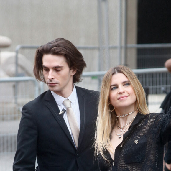 ... mais aussi toute une clique d'enfants de stars dont Iman Perez, Kim Higelin et Cécile Cassel.
Cécile Cassel - Sorties du défilé de mode Haute-Couture automne-hiver 2024-2025 "Chanel" au Grand Palais Ephémère de Paris. Le 23 janvier 2024. © Christophe Clovis / Bestimage