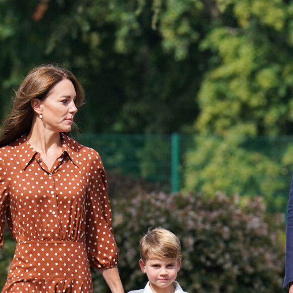 Le prince William, duc de Cambridge et Catherine Kate Middleton, duchesse de Cambridge accompagnent leurs enfants George, Charlotte et Louis à l'école Lambrook le 7 septembre 2022.