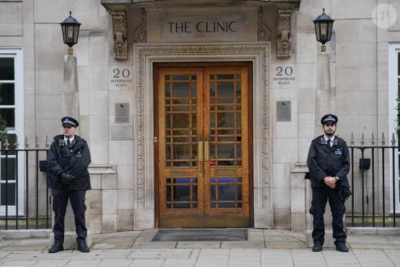 Catherine (Kate) Middleton, princesse de Galles, hospitalisée pour une intervention chirurgicale abdominale programmée, le 16 janvier 2024.  Police officers outside the London Clinic, in central London, where the Princess of Wales is recovering after undergoing successful abdominal surgery, Kensington Palace has announced. The Palace refused to confirm what Kate was being treated for but confirmed the condition was non-cancerous. Picture date: Wednesday January 17, 2024. 